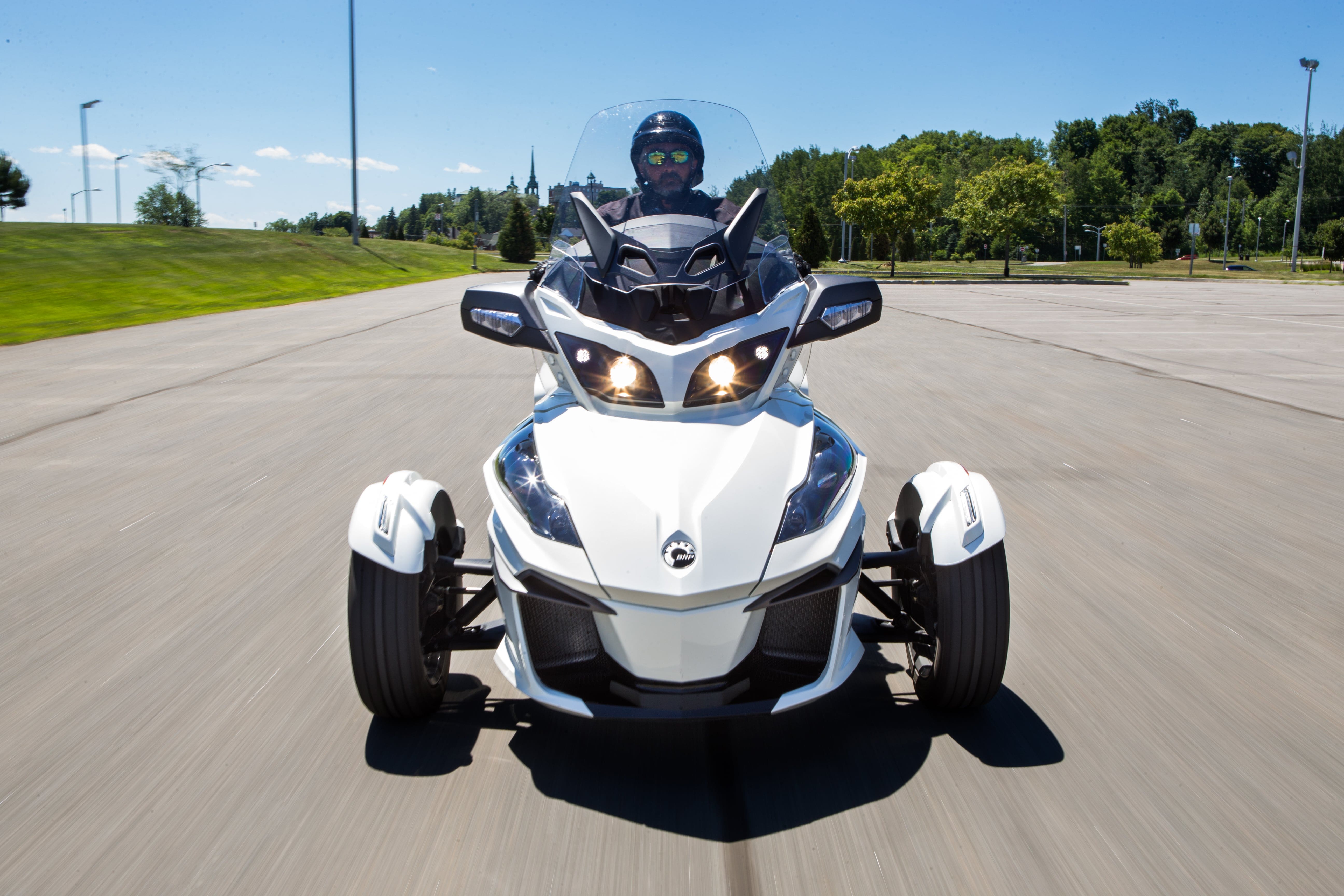 Three-wheeled motorcycle driving program information 